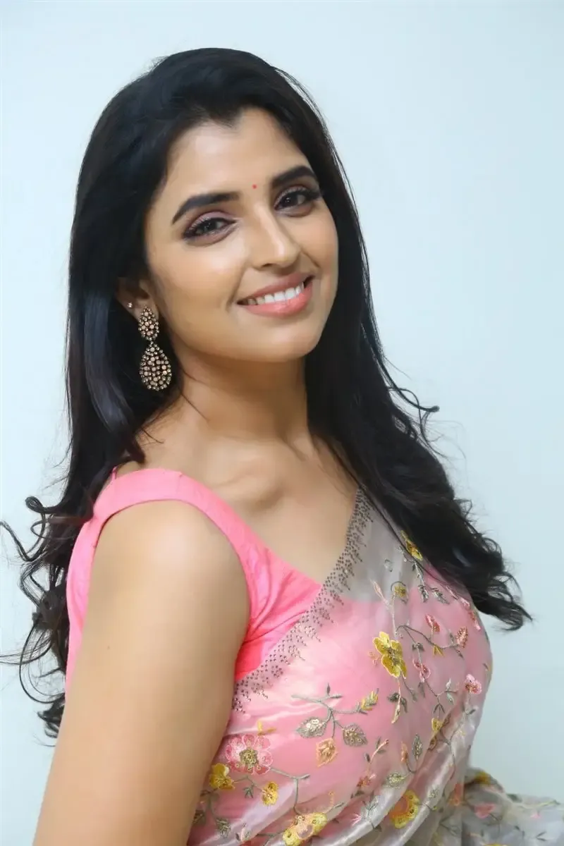 Anchor Shyamala in Pink Saree at Mayapetika Movie Pre Release Event